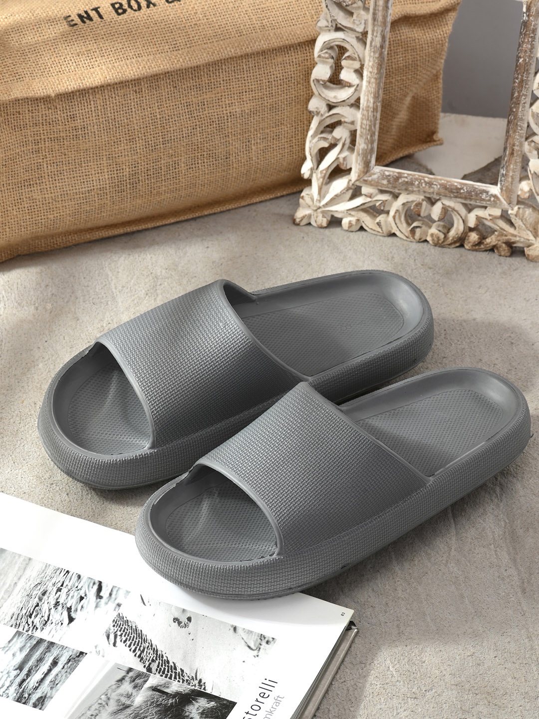 

AfroJack Men Grey Solid Sliders