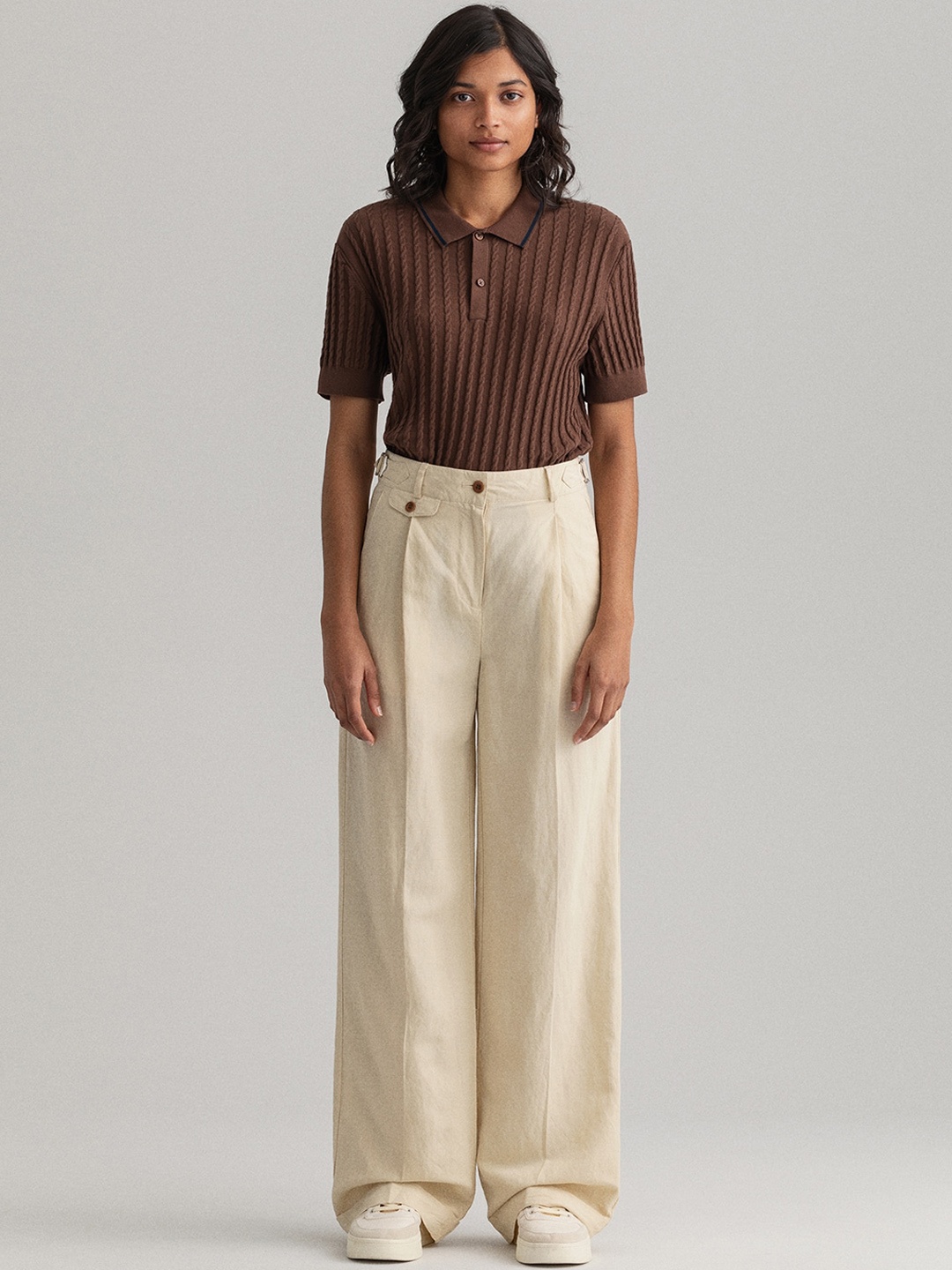 

GANT Women Beige Solid Pleated Trousers