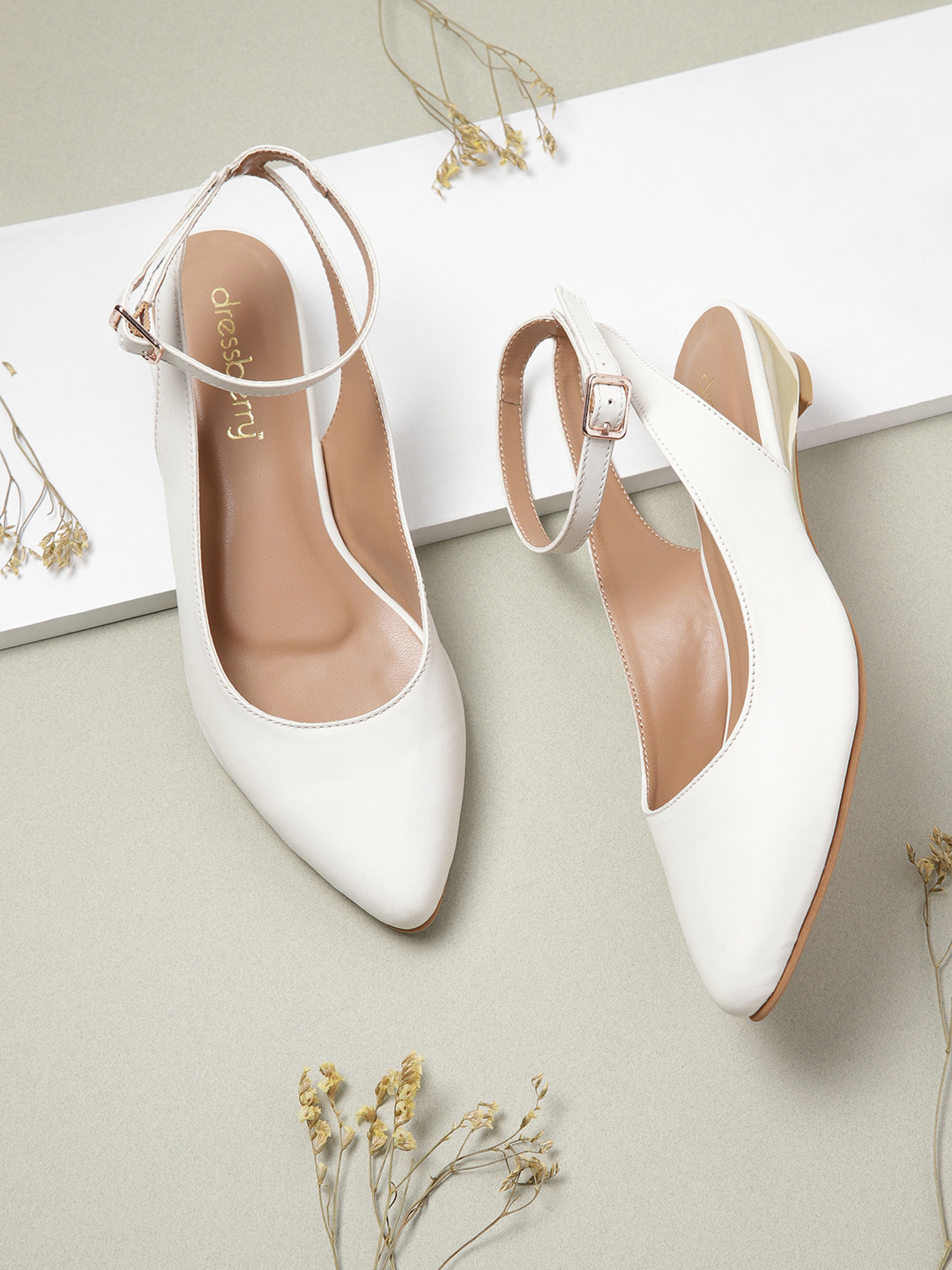 

DressBerry Women White Solid Pointed Toe Flats