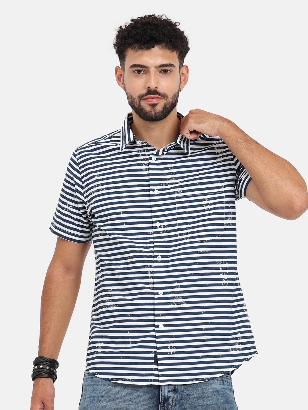 

VUDU Men Navy Blue & White Comfort Horizontal Striped Casual Shirt