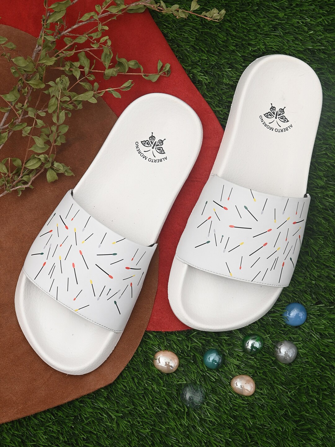 

ALBERTO MORENO Men White & Black Printed Sliders