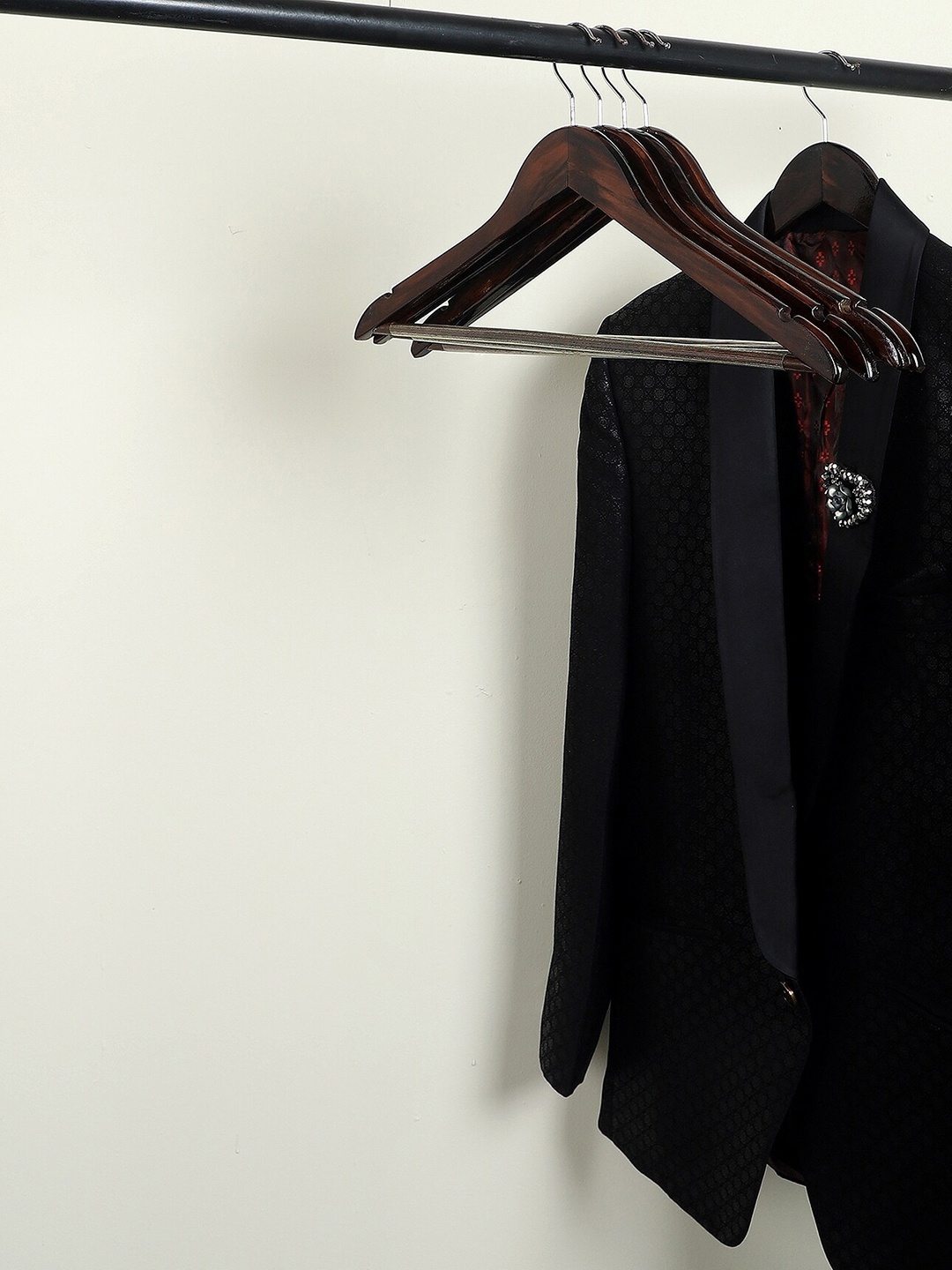 

BEVERLY STUDIO Set Of 6 Brown Solid Cloth Hanger