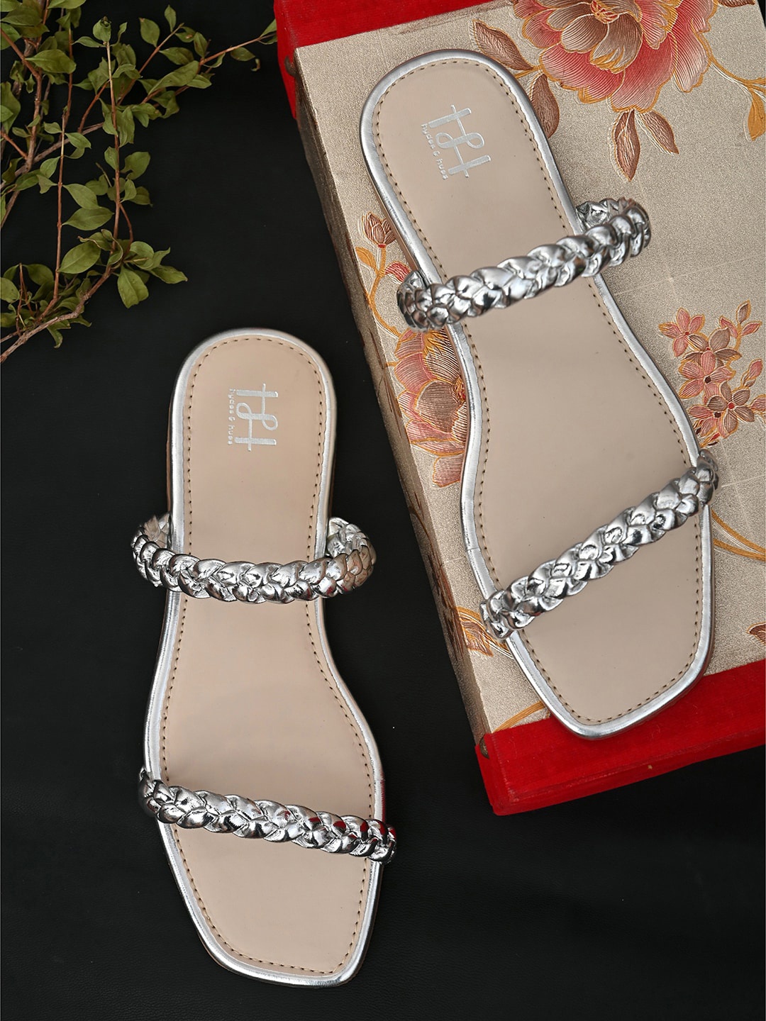 

Hydes N Hues Women Silver-Toned Printed Open Toe Flats
