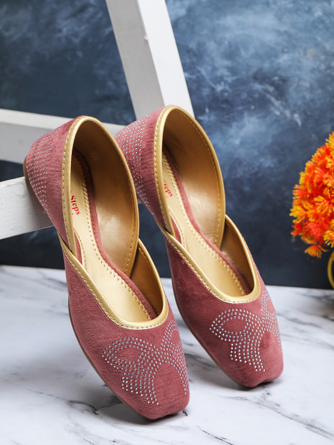 

LONDON STEPS Women Peach-Coloured Printed Ethnic Mojaris Flats