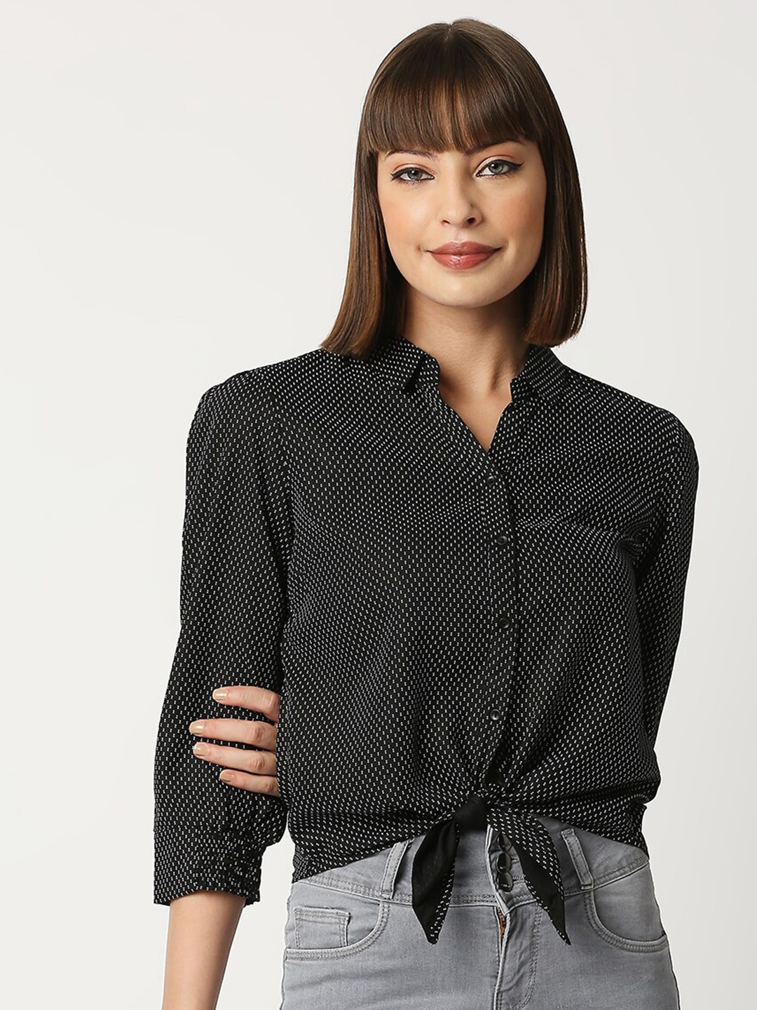

Kraus Jeans Women Black Slim Fit Printed Casual Crop Shirt