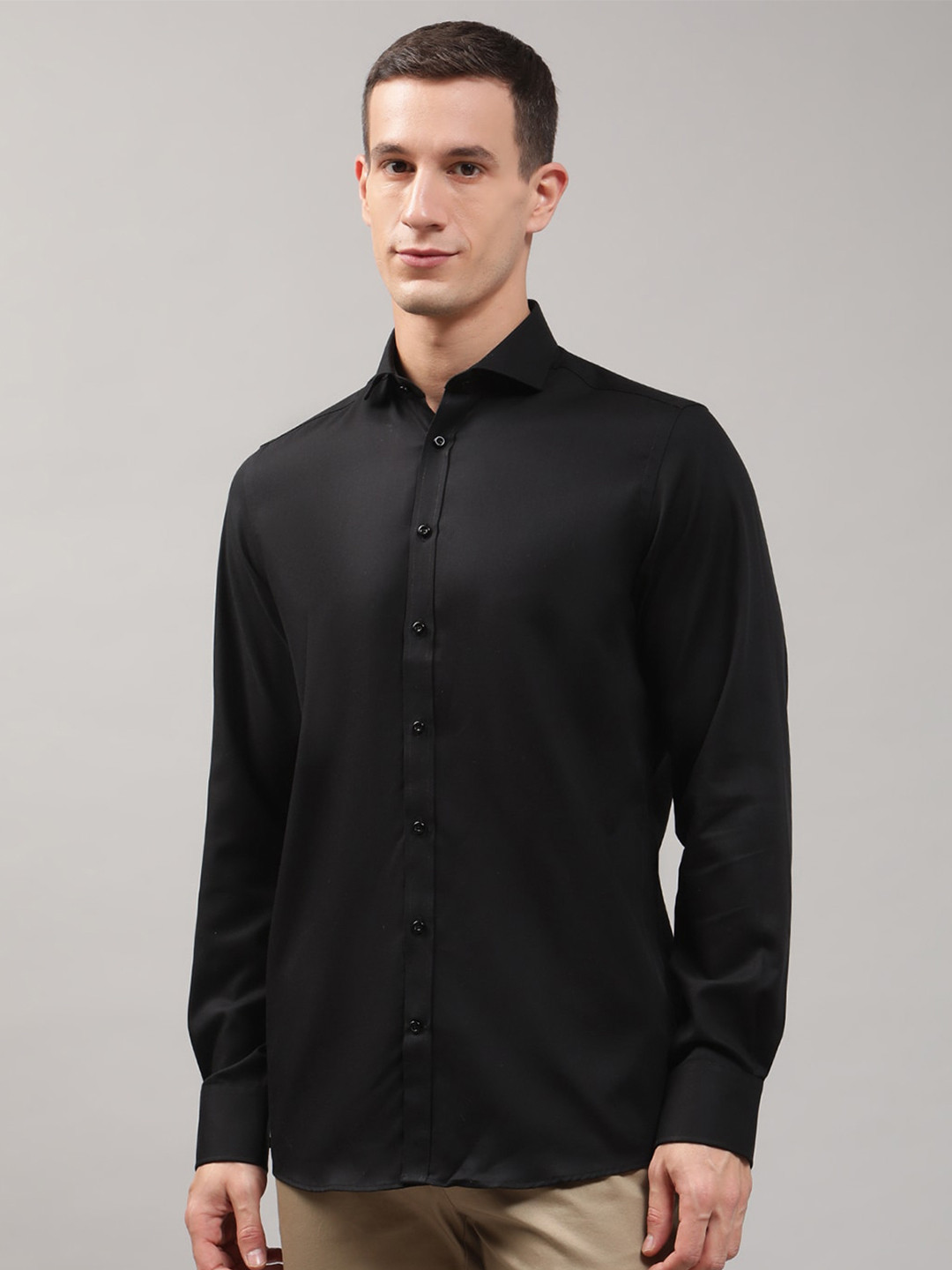 

Bruun & Stengade Men Black Cutaway Collar Slim Fit Pure Cotton Semiformal Shirt