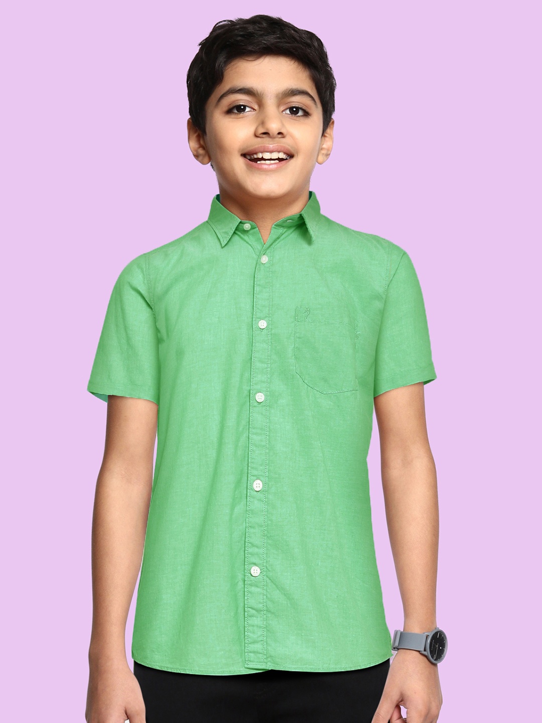 

Indian Terrain Boys Green Solid Pure Cotton Casual Shirt