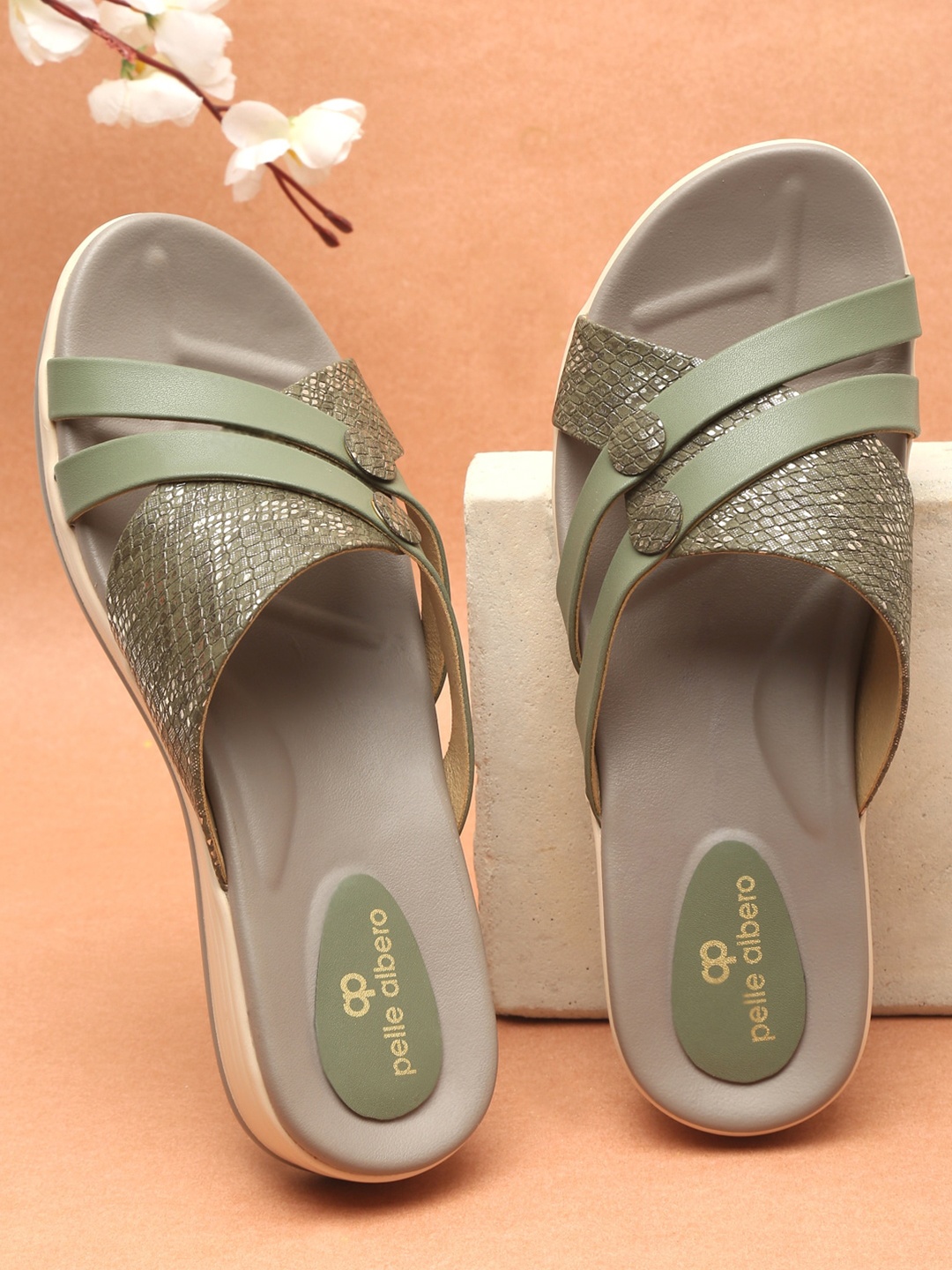 

pelle albero Sage Green Animal Textured Wedges