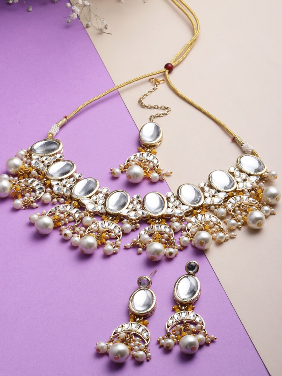 

KARATCART Gold-Plated White Kundan-Studded & Beaded Jewellery Set