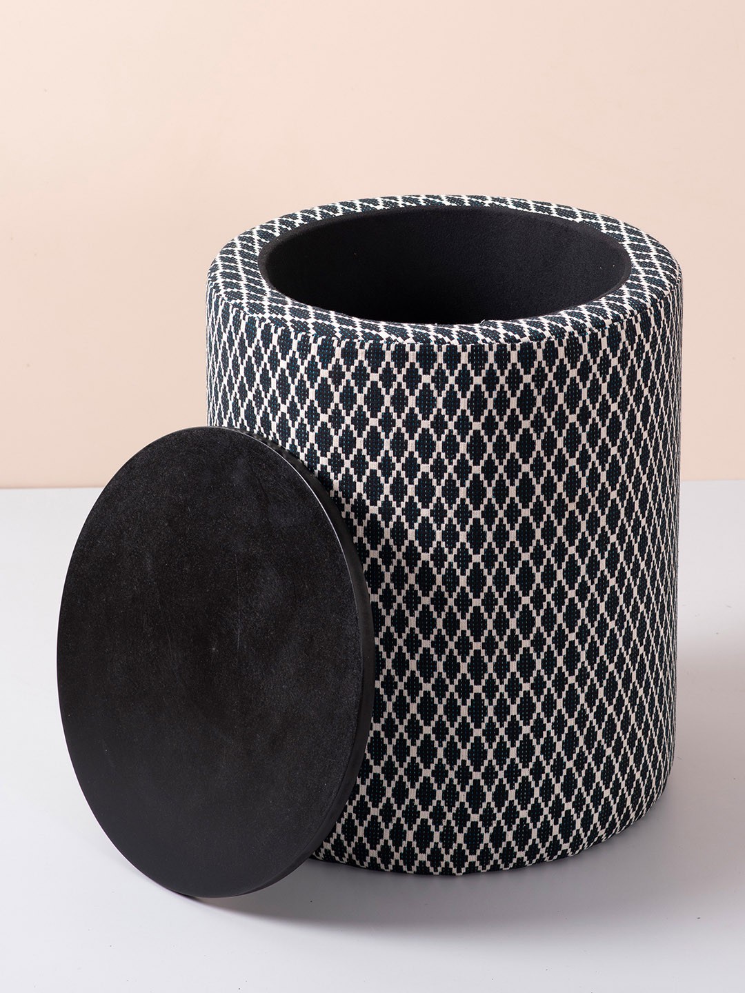 

nestroots Black & White Geometric Printed Round Ottoman