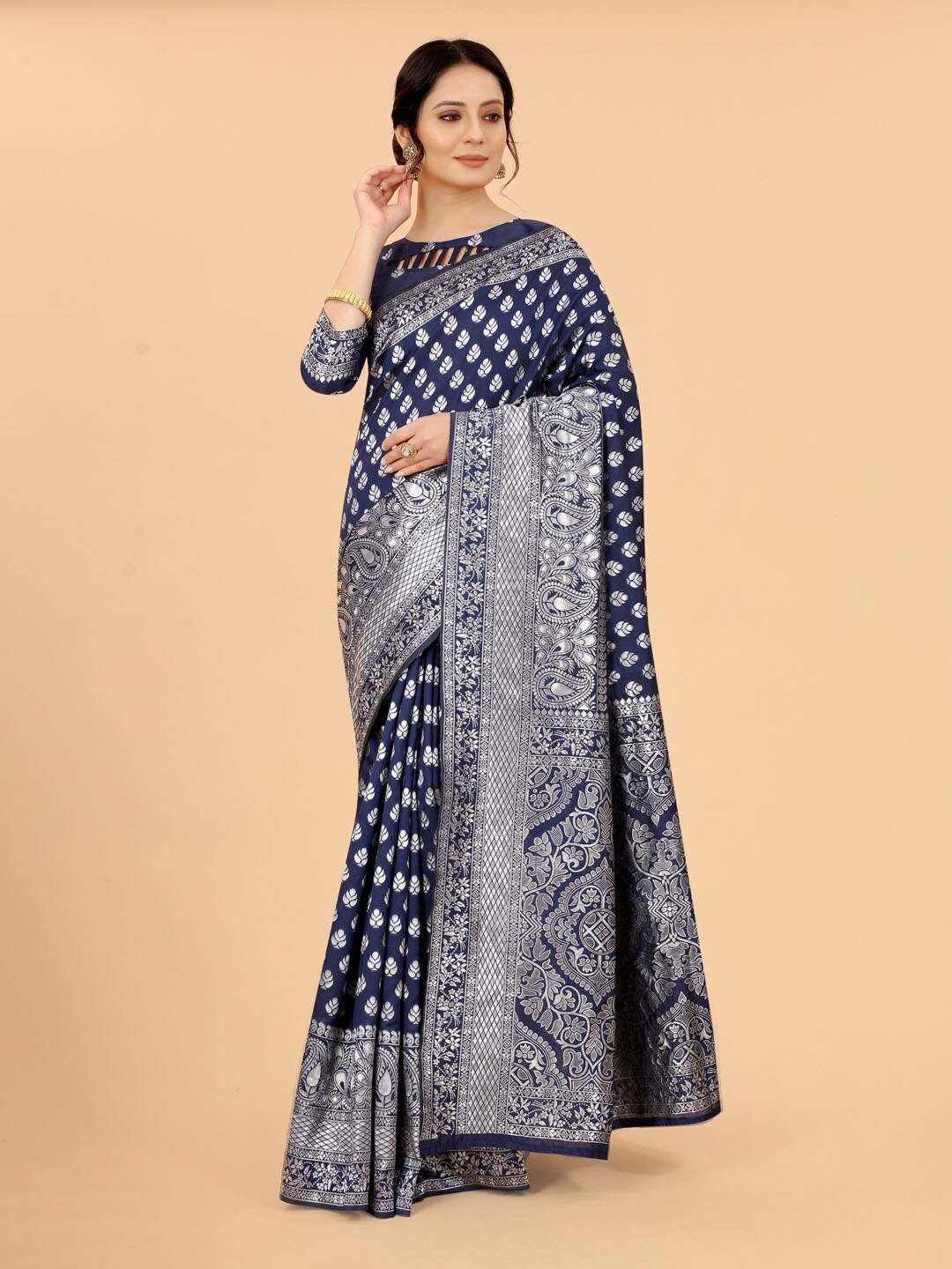 

SATYAM WEAVES Navy Blue & Silver-Coloured Ethnic Motifs Zari Silk Cotton Banarasi Saree