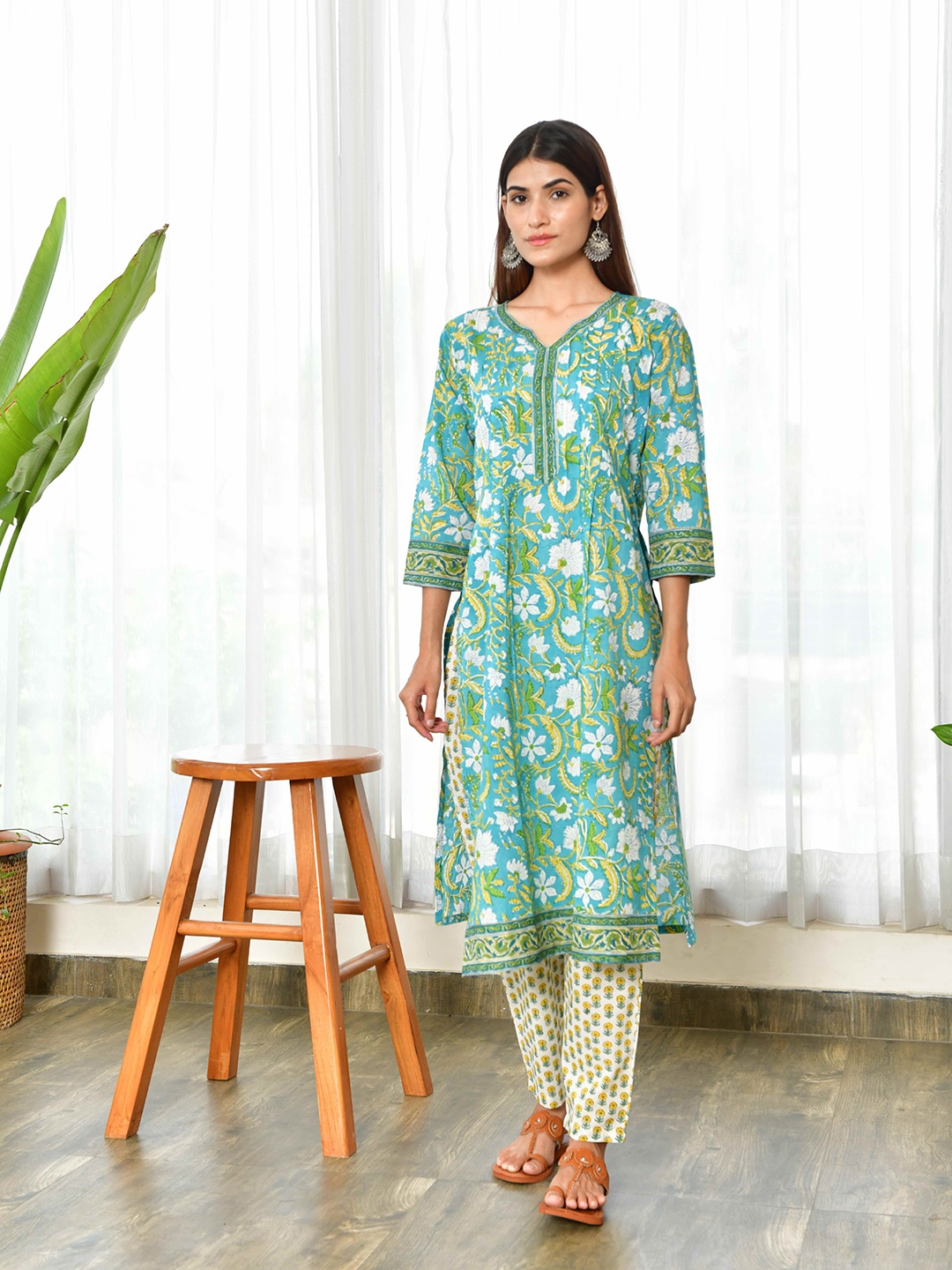 

House of Dhaaga Women Green & Cream-Coloured Floral Printed Kurta with Trousers