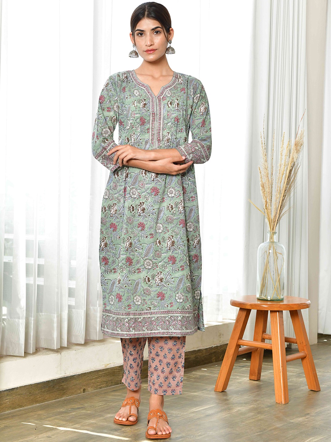 

House of Dhaaga Women Olive Green & Pink Floral Printed Kurta with Trousers