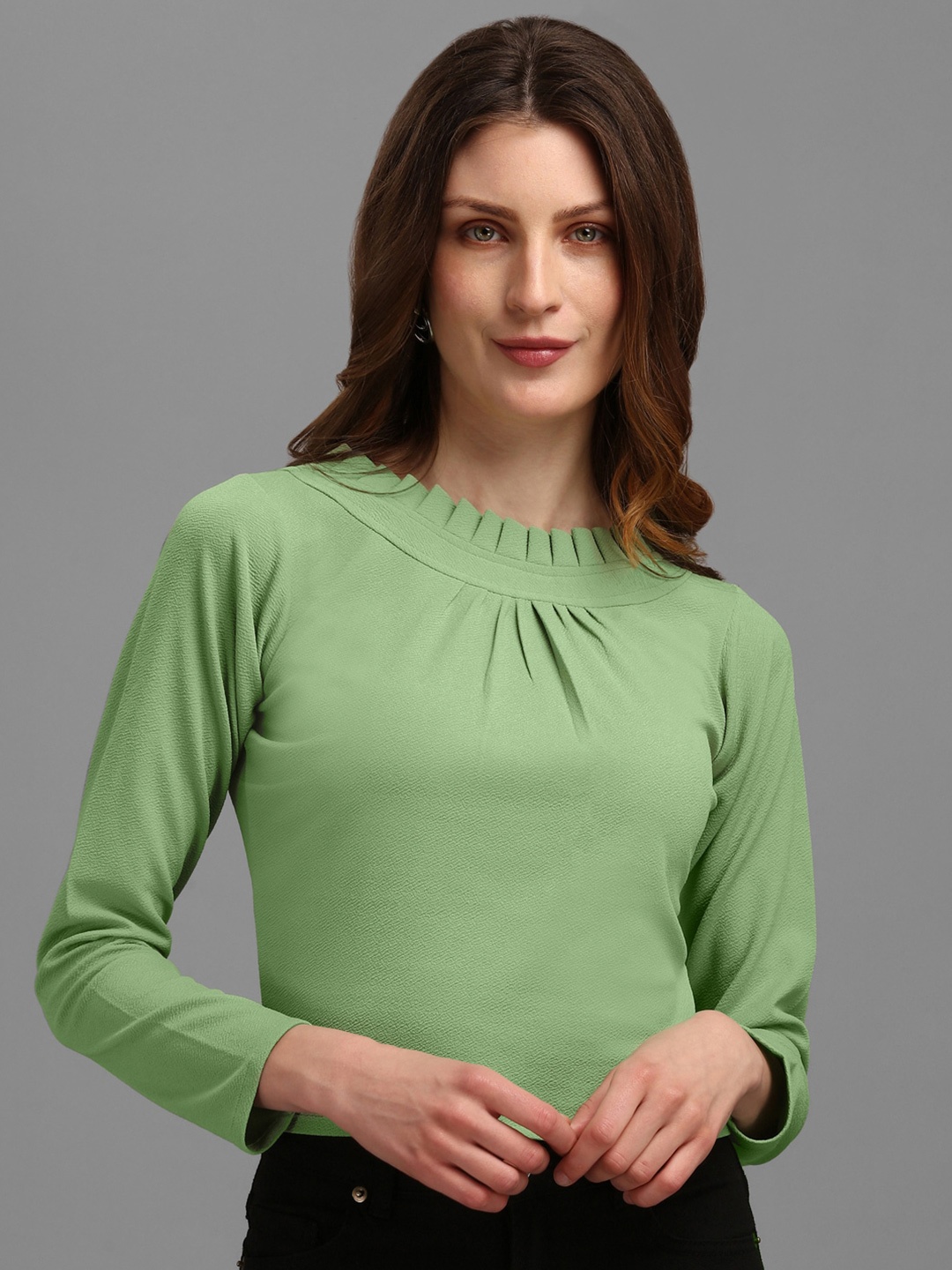 

PURVAJA Women Green Solid Round Neck Regular Crop Top