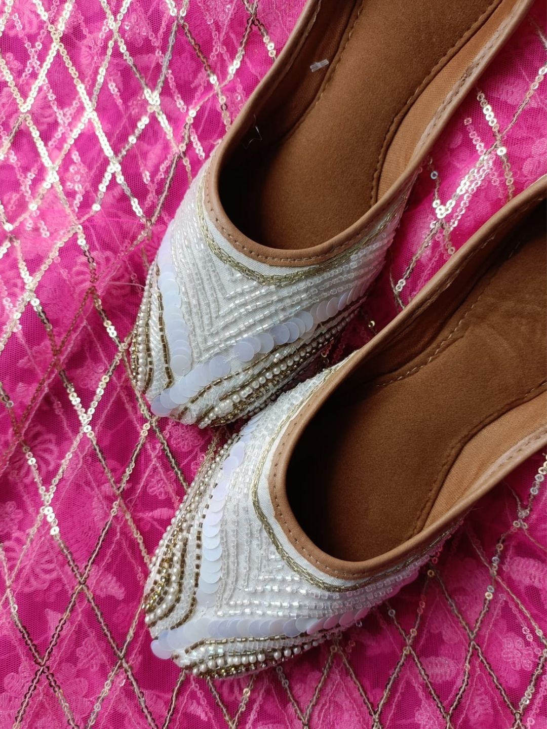 

DESI COLOUR Women White Ethnic Mojaris Flats