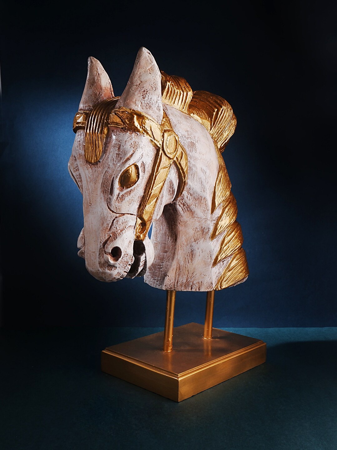 

THE WHITE INK DECOR White Antique Feng Shui Horse Showpiece