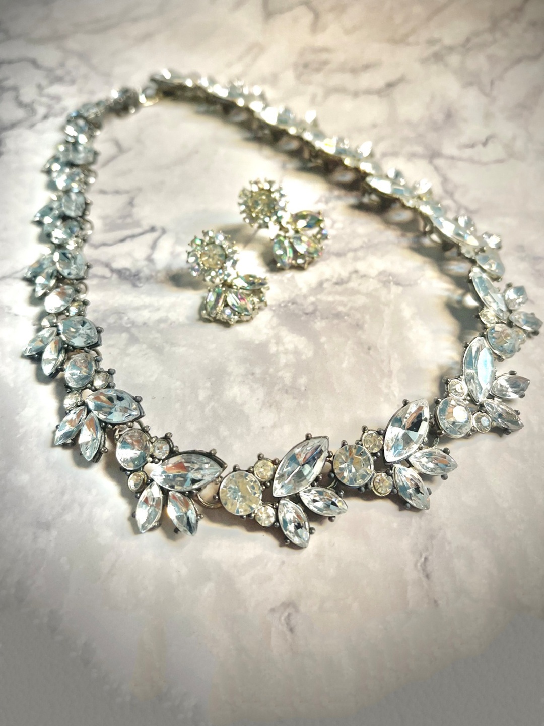 

Ishhaara Silver Toned Leaf Crystal Jewellery Set