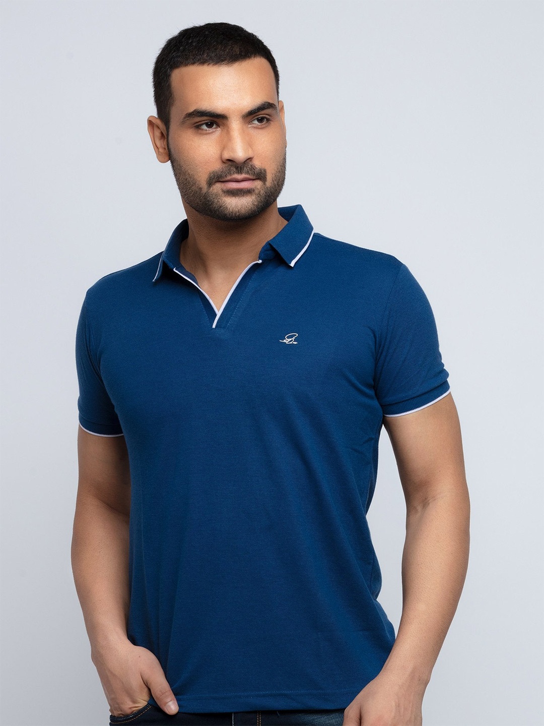 

Status Quo Men Blue Solid Polo Collar T-shirt