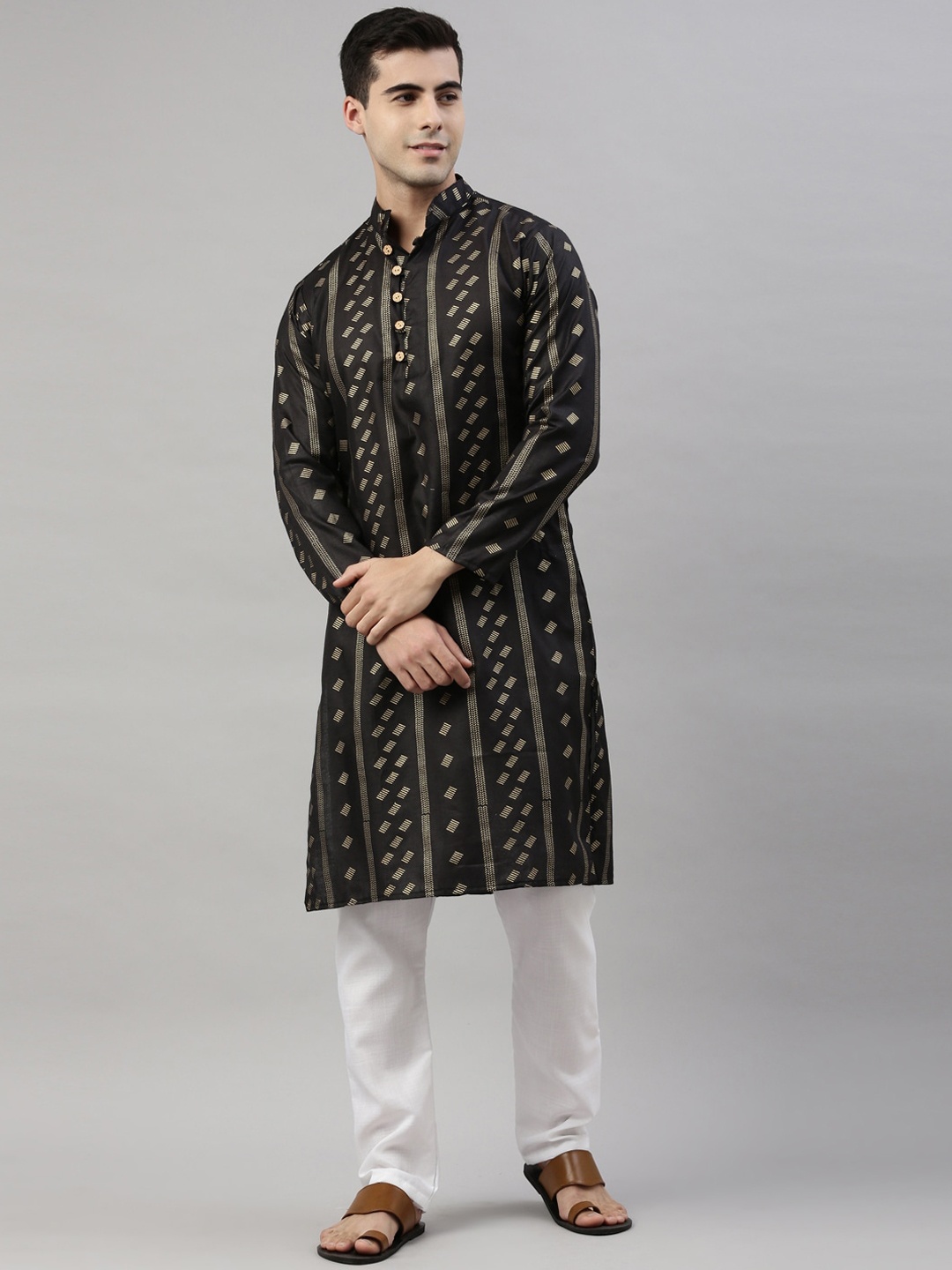 

ORUS Men Black Printed Kurta with Pyjamas