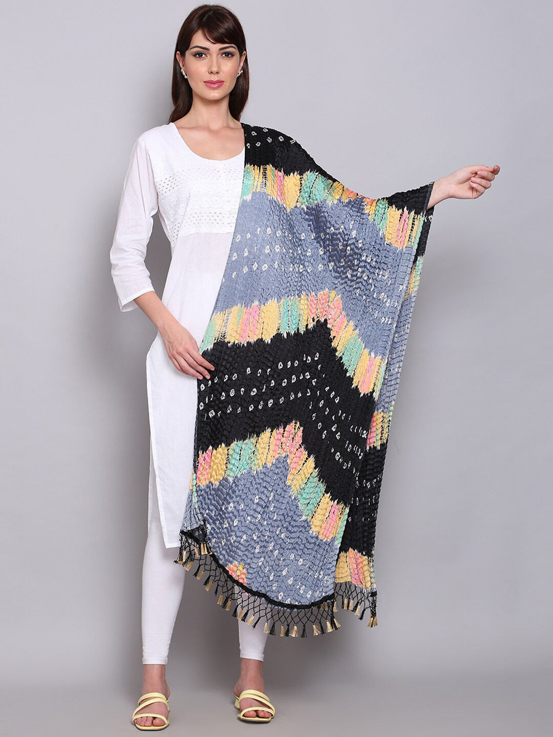 

Miaz Lifestyle Black & Grey Bandhani Printed Dupatta
