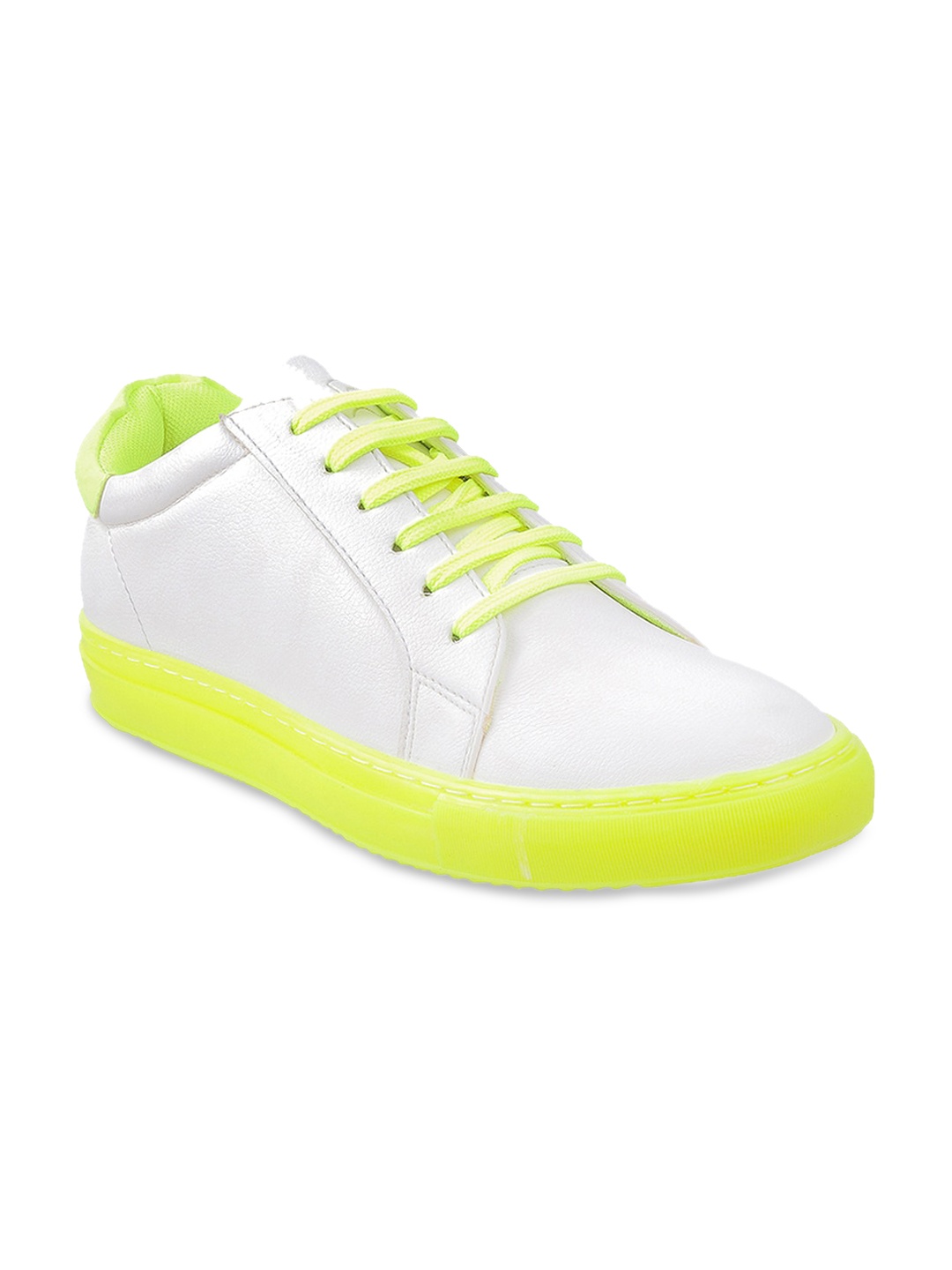 

Mochi Men White Solid Sneakers