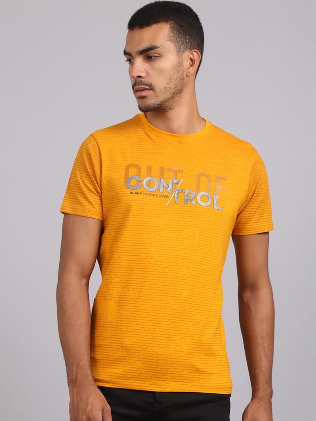 

VENITIAN Men Mustard Yellow Graphic Printed Round Neck Short Sleeve Slim Fit T-shirt