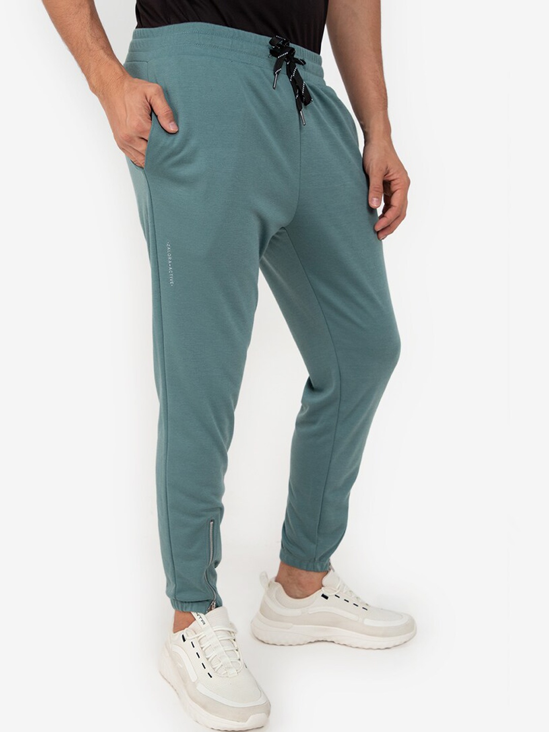 

ZALORA ACTIVE Men Green Solid Trousers