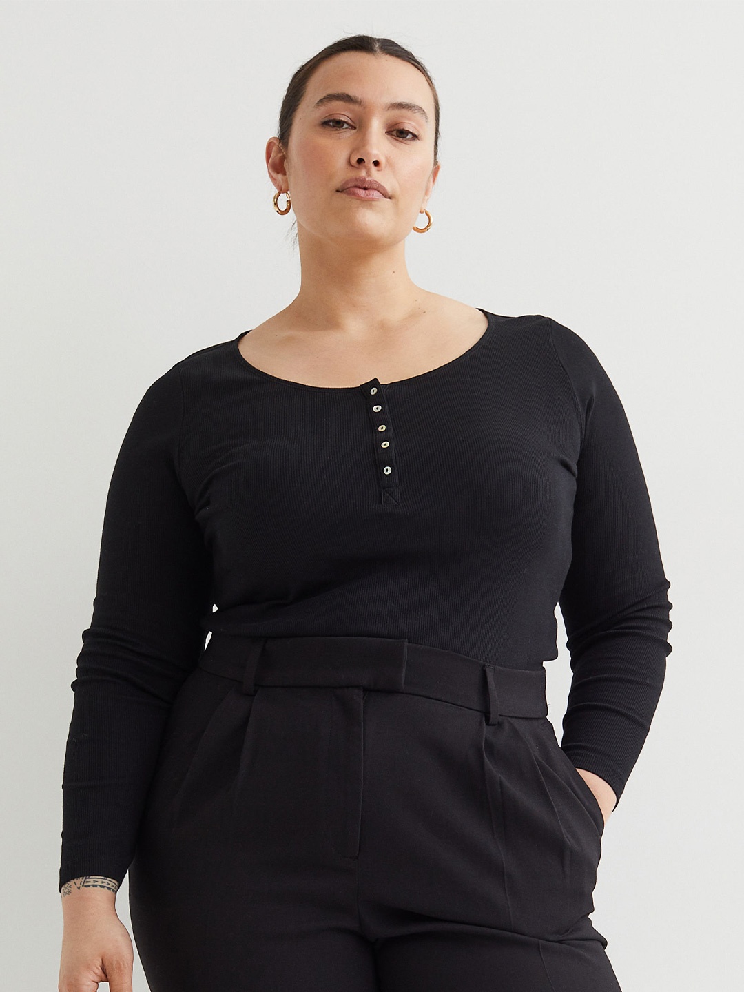 

H&M Women Plus Size Black Solid Ribbed Henley Top
