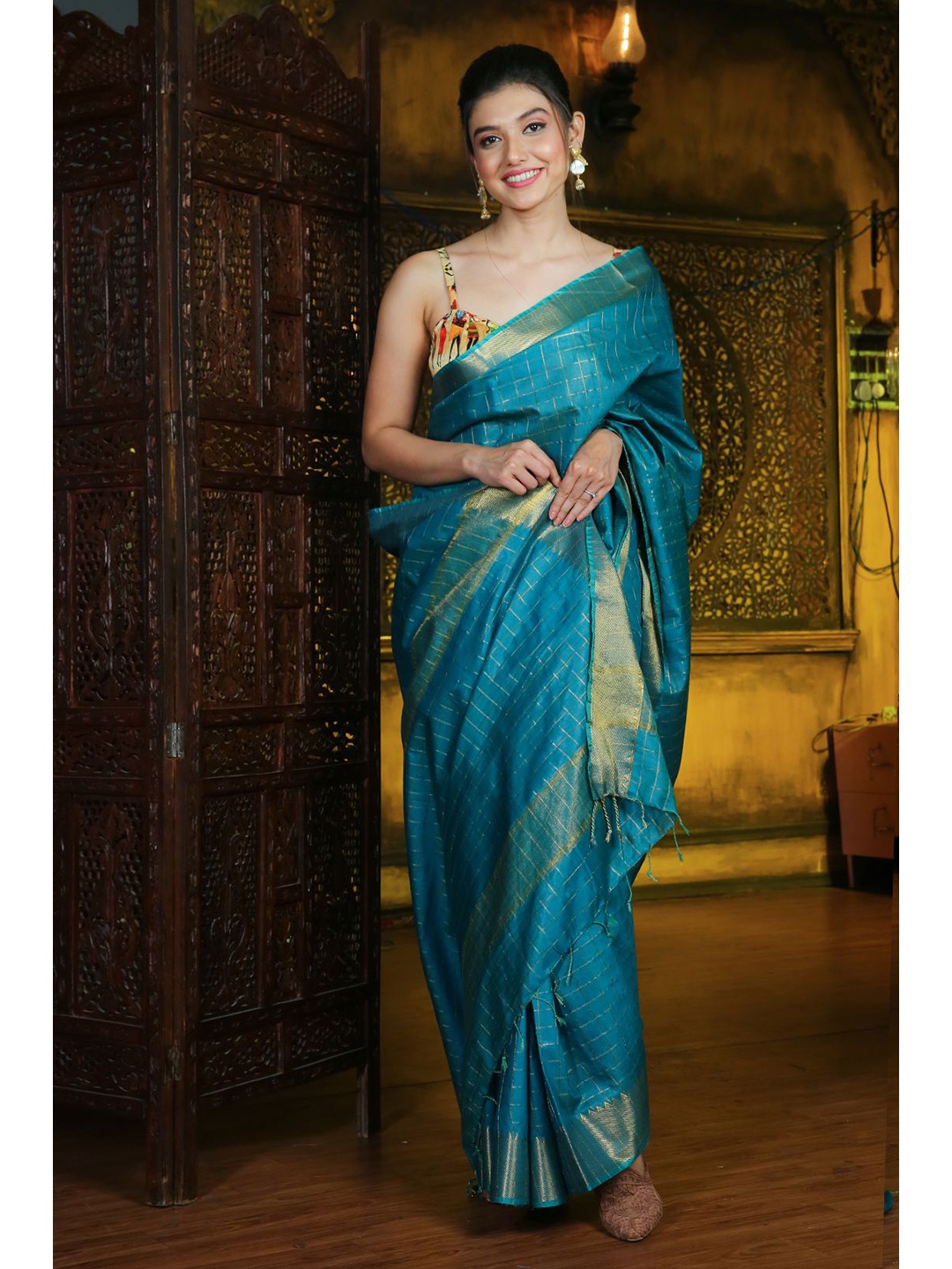 

Charukriti Teal & Gold-Toned Checked Zari Silk Blend Saree