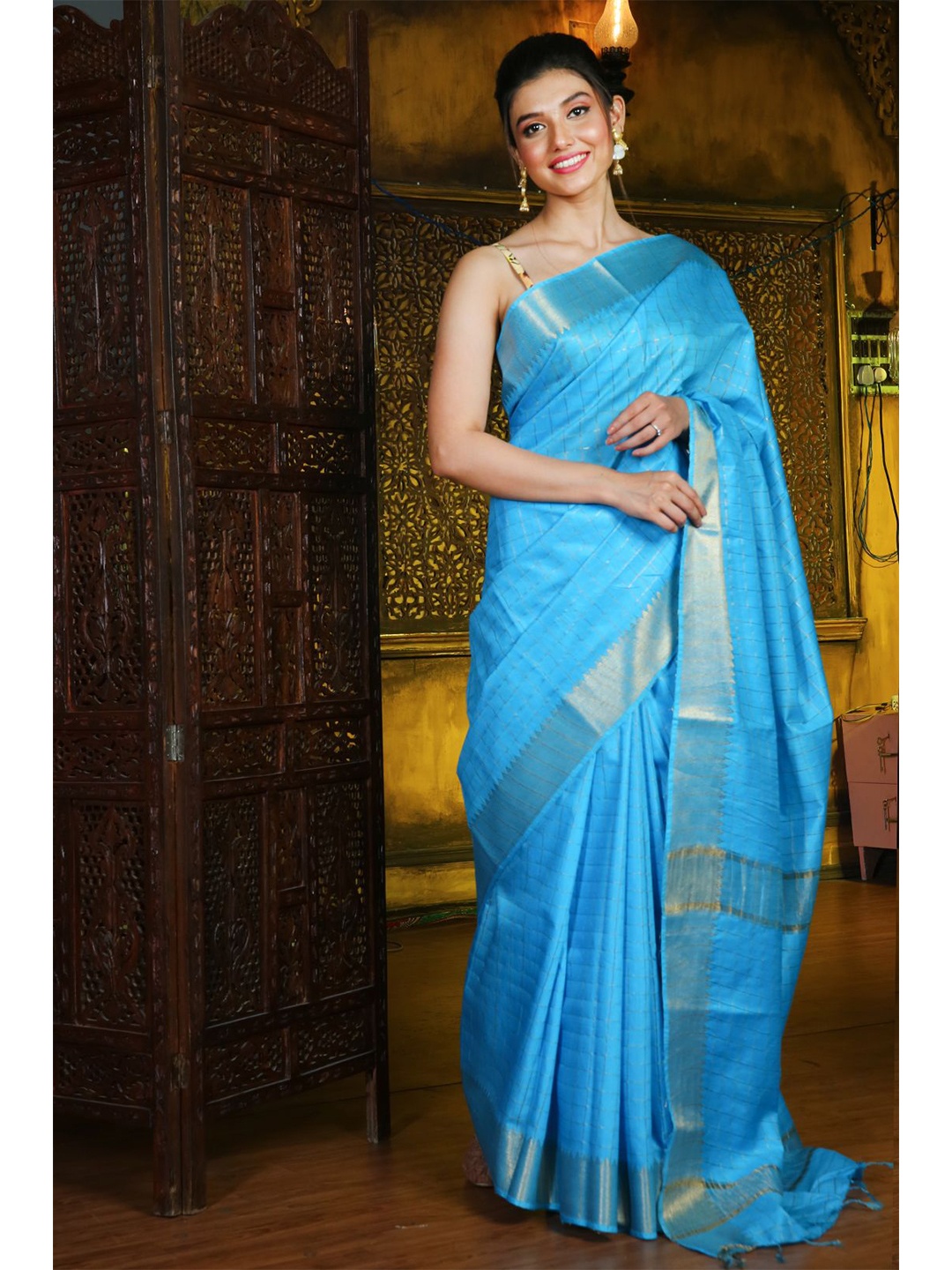 

Charukriti Blue & Gold-Toned Checked Zari Silk Blend Saree