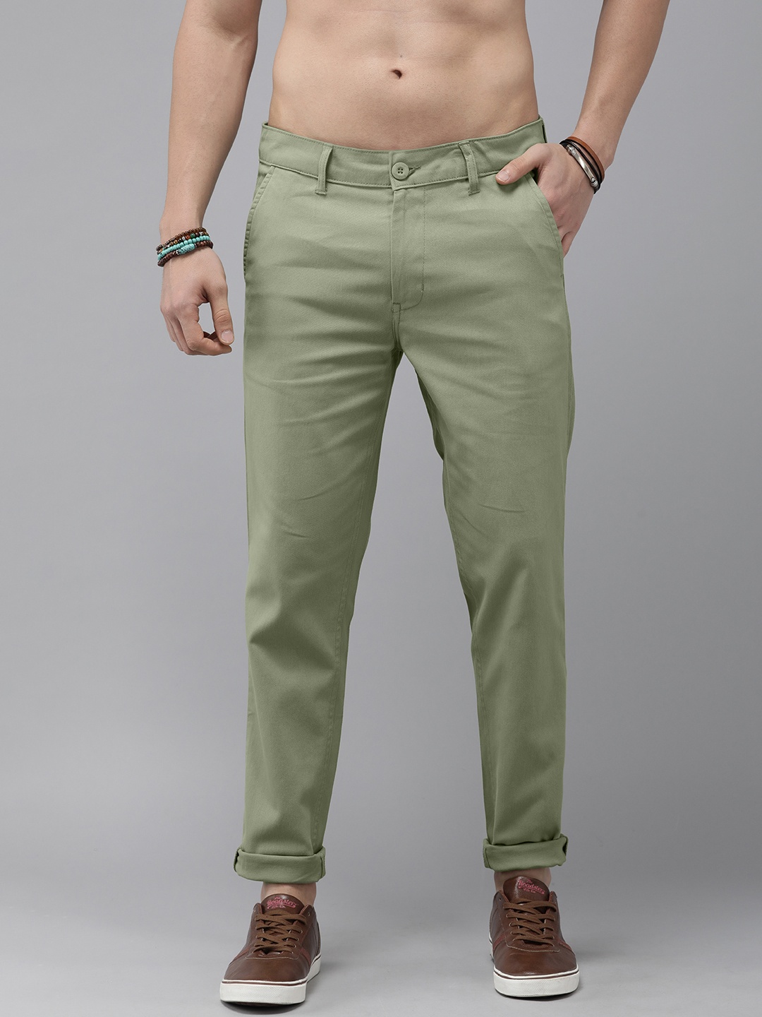 

The Roadster Lifestyle Co. Men Solid Tapered Fit Regular Trousers, Olive
