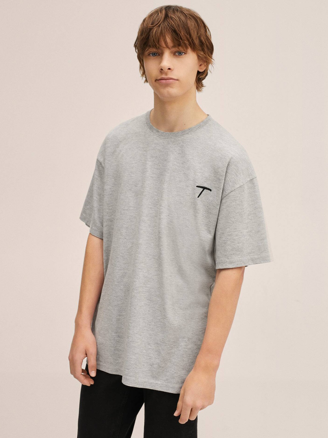 

Mango Kids Boys Grey Melange Solid Drop-Shoulder Sleeves T-shirt with Applique Detail