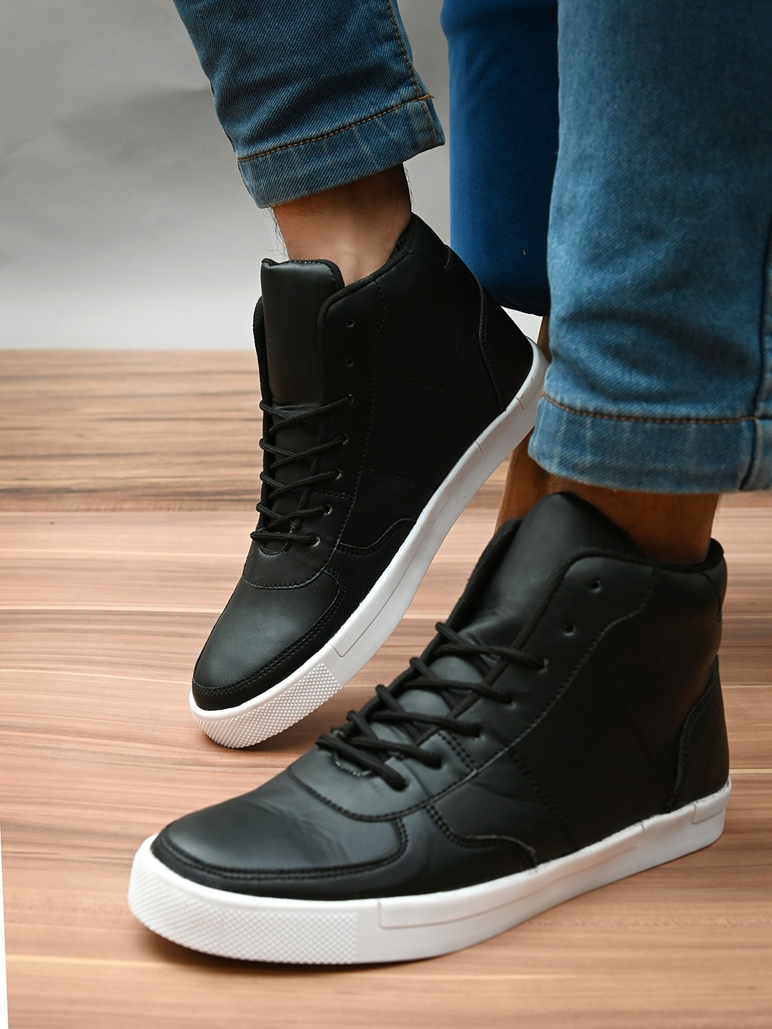

Roadster Men Men Black & White Solid Synthetic Leather Sneakers