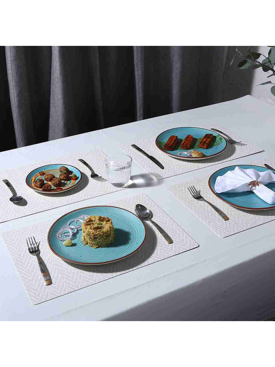 

Wonderchef Set Of 6 White Chevron & Textured Valentina Pattern Reversible Placemat
