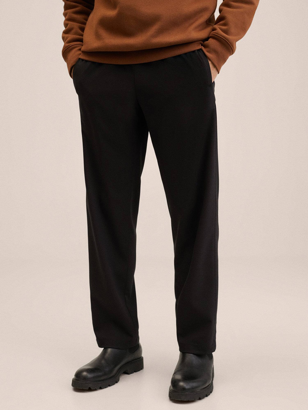 

MANGO MAN Black Solid Trousers