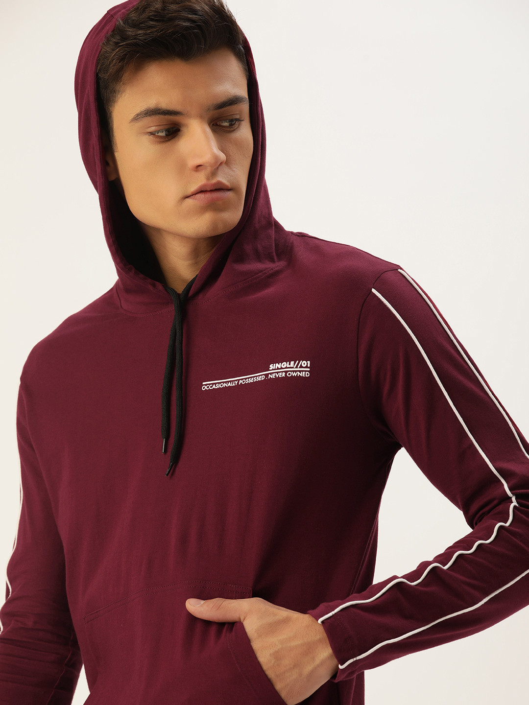 

SINGLE Men Maroon Print Detail Slim Fit T-shirt