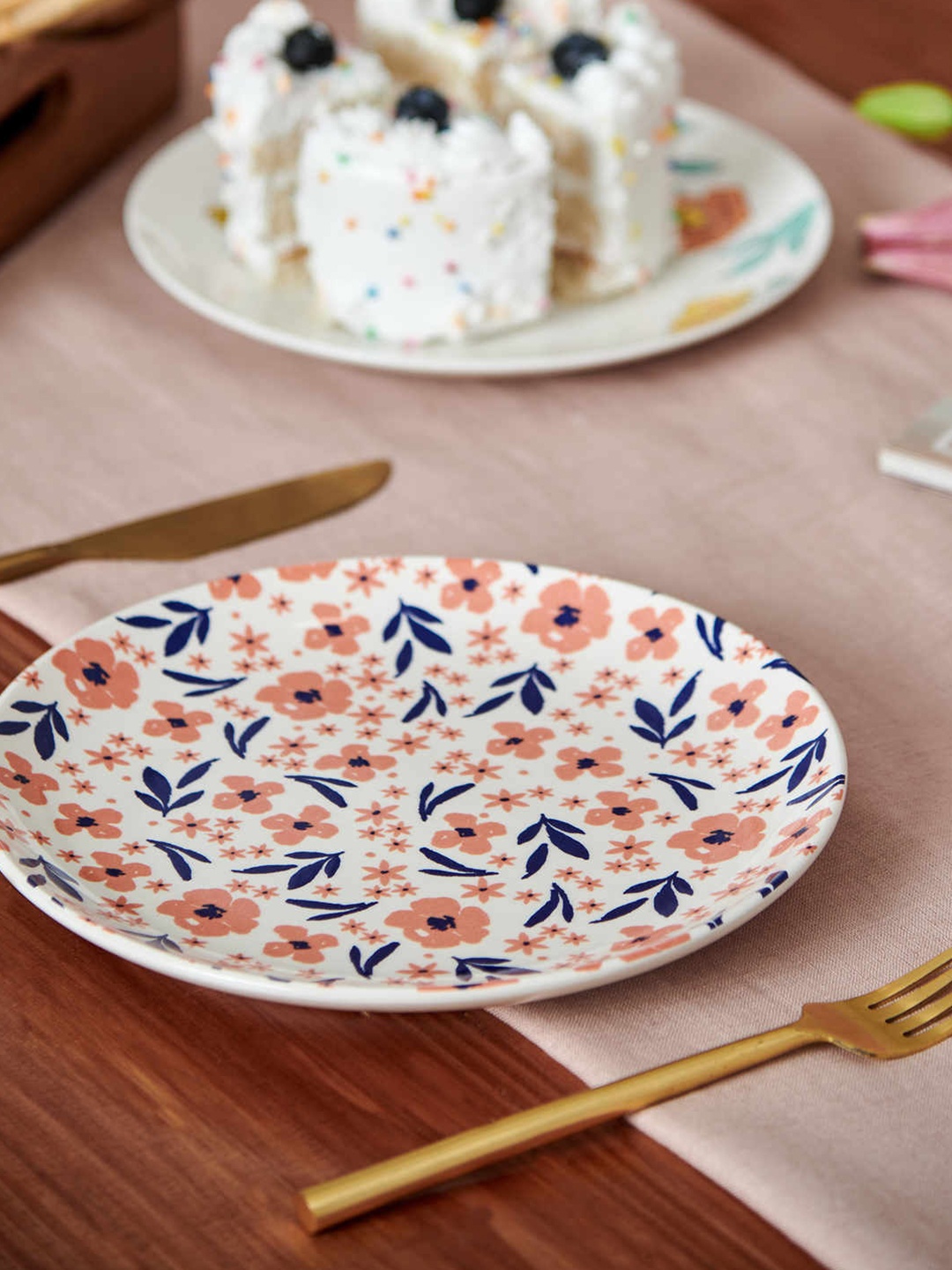 

Chumbak Peach-Coloured & White Floral Printed Ceramic Glossy Plates