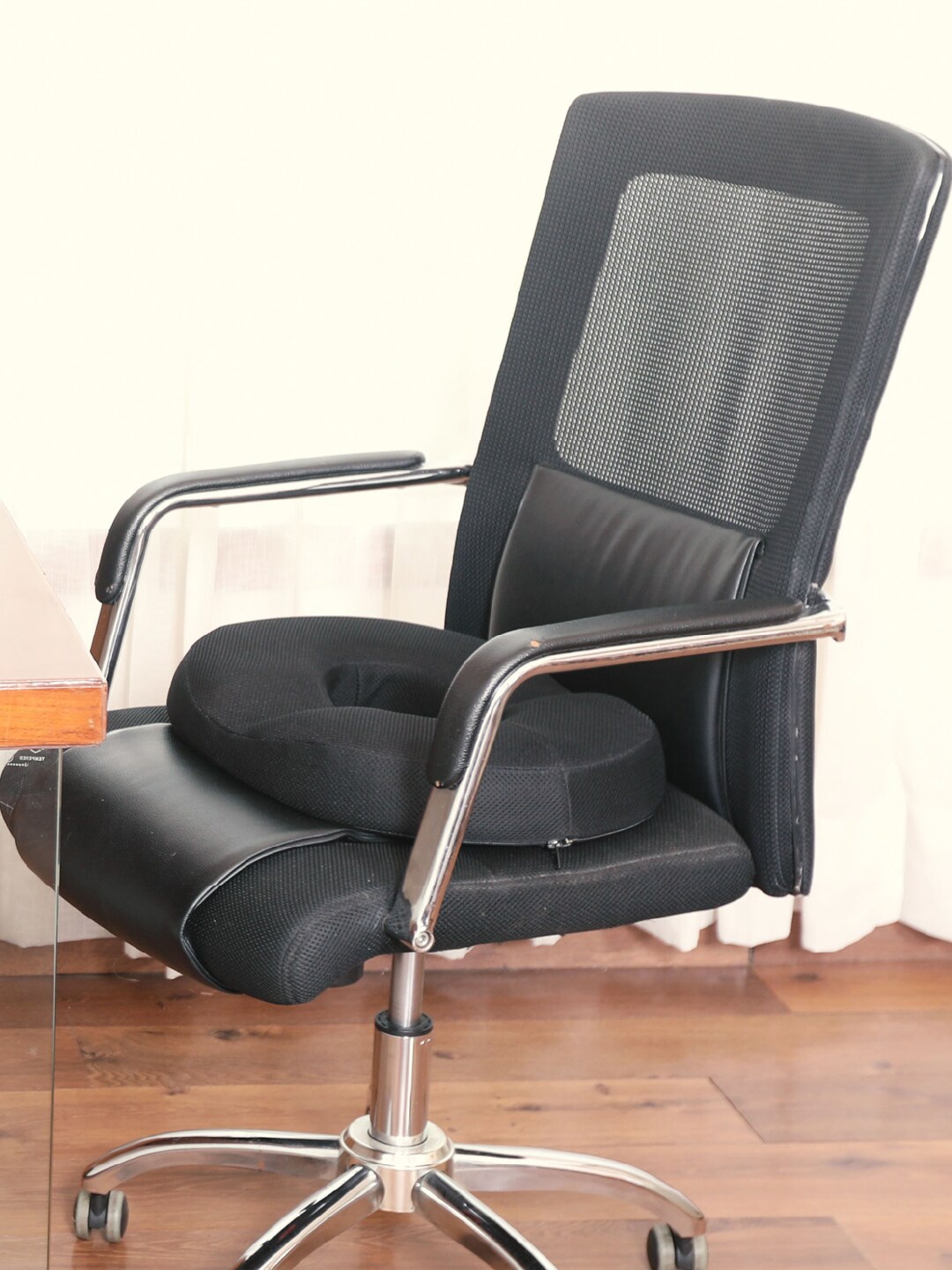 

The White Willow Black Foam Donut Shaped Seat Cushion