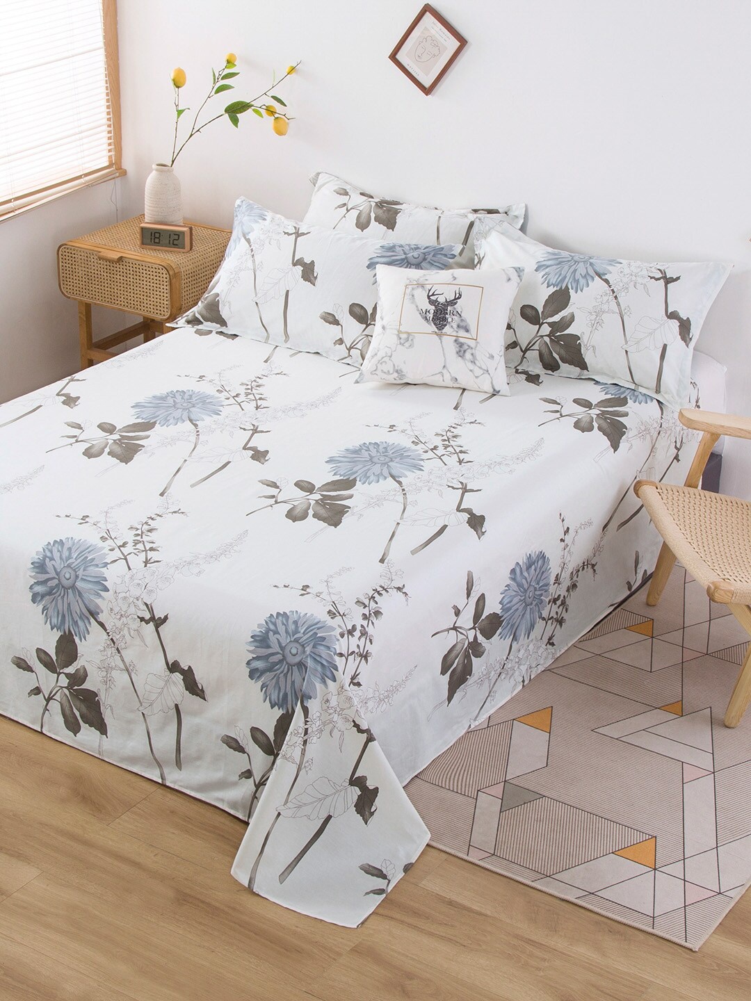 

JC HOME White & Grey Floral 210 TC King Bedsheet with 2 Pillow Covers