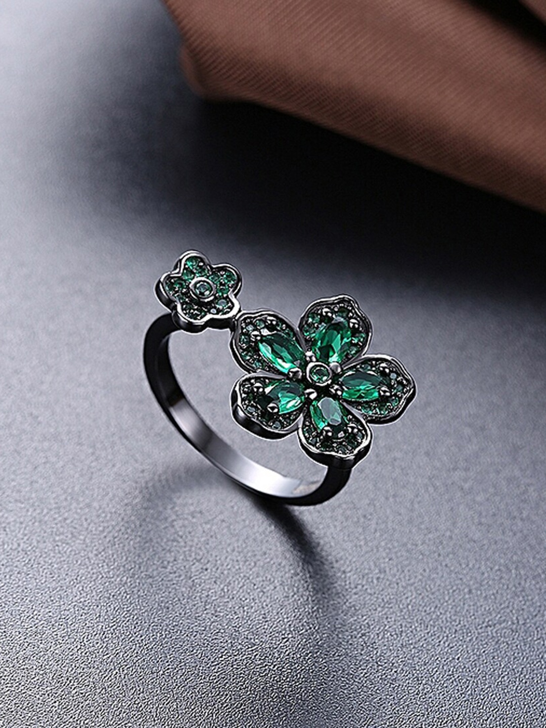 

Yellow Chimes Silver-Toned & Green Dual Flower Crystal Titanium Plated Finger Ring