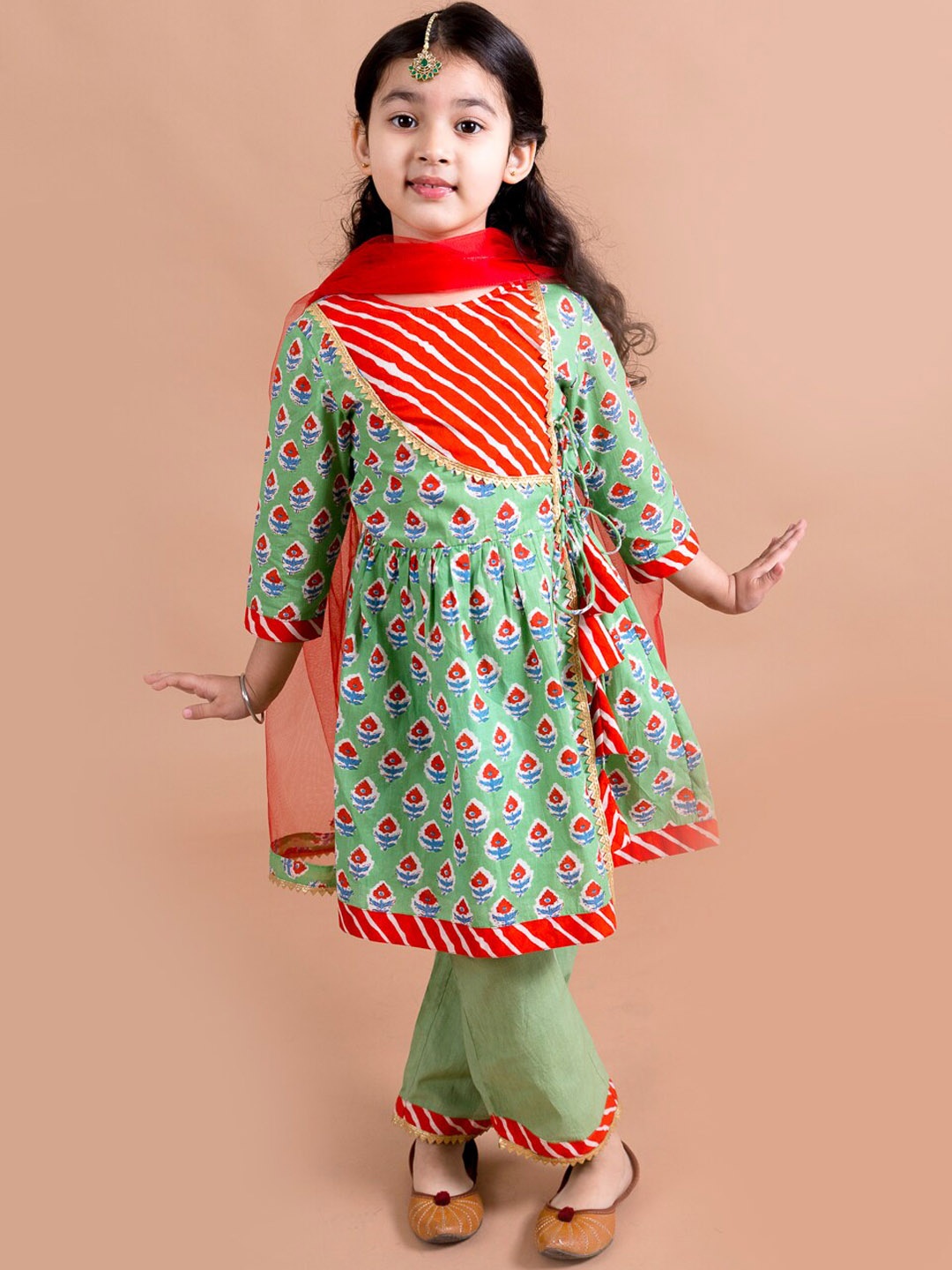 

pspeaches Girls Green Floral Printed Angrakha Gotta Patti Pure Cotton Kurta with Trousers & With Dupatta
