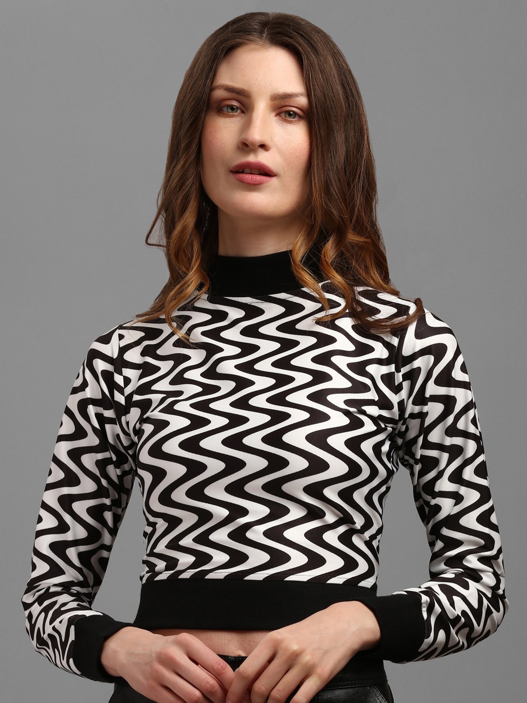

PURVAJA Black Geometric Print Crop Top