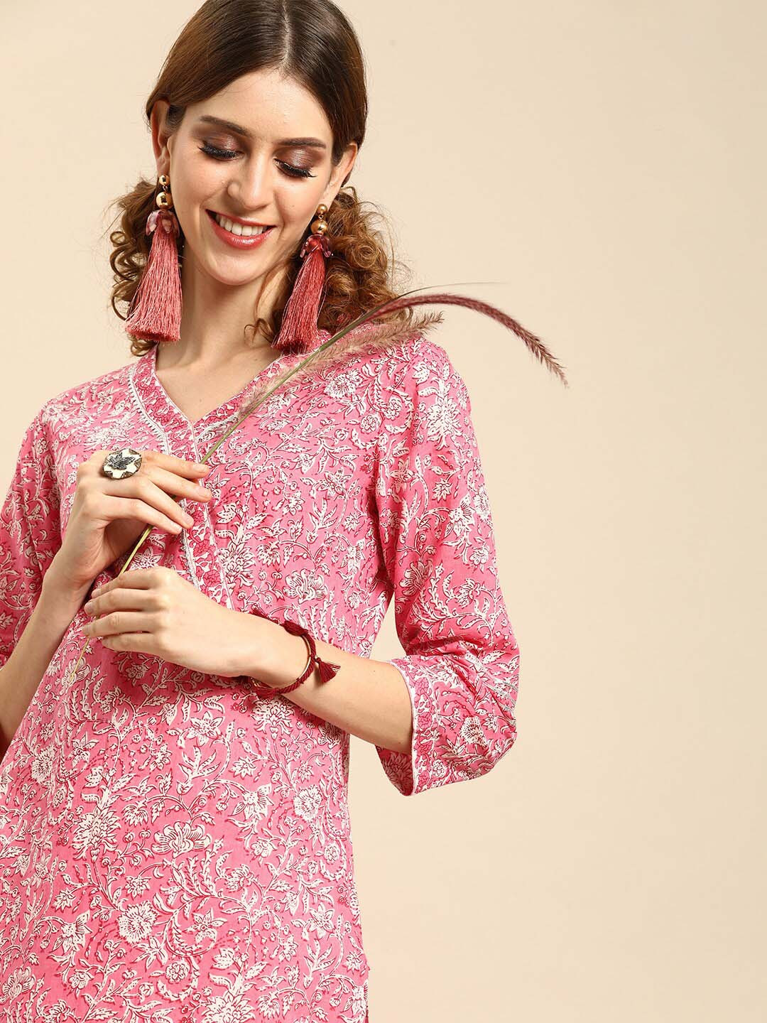 

Varanga Women Pink Floral Printed V Neck Straight Kurta