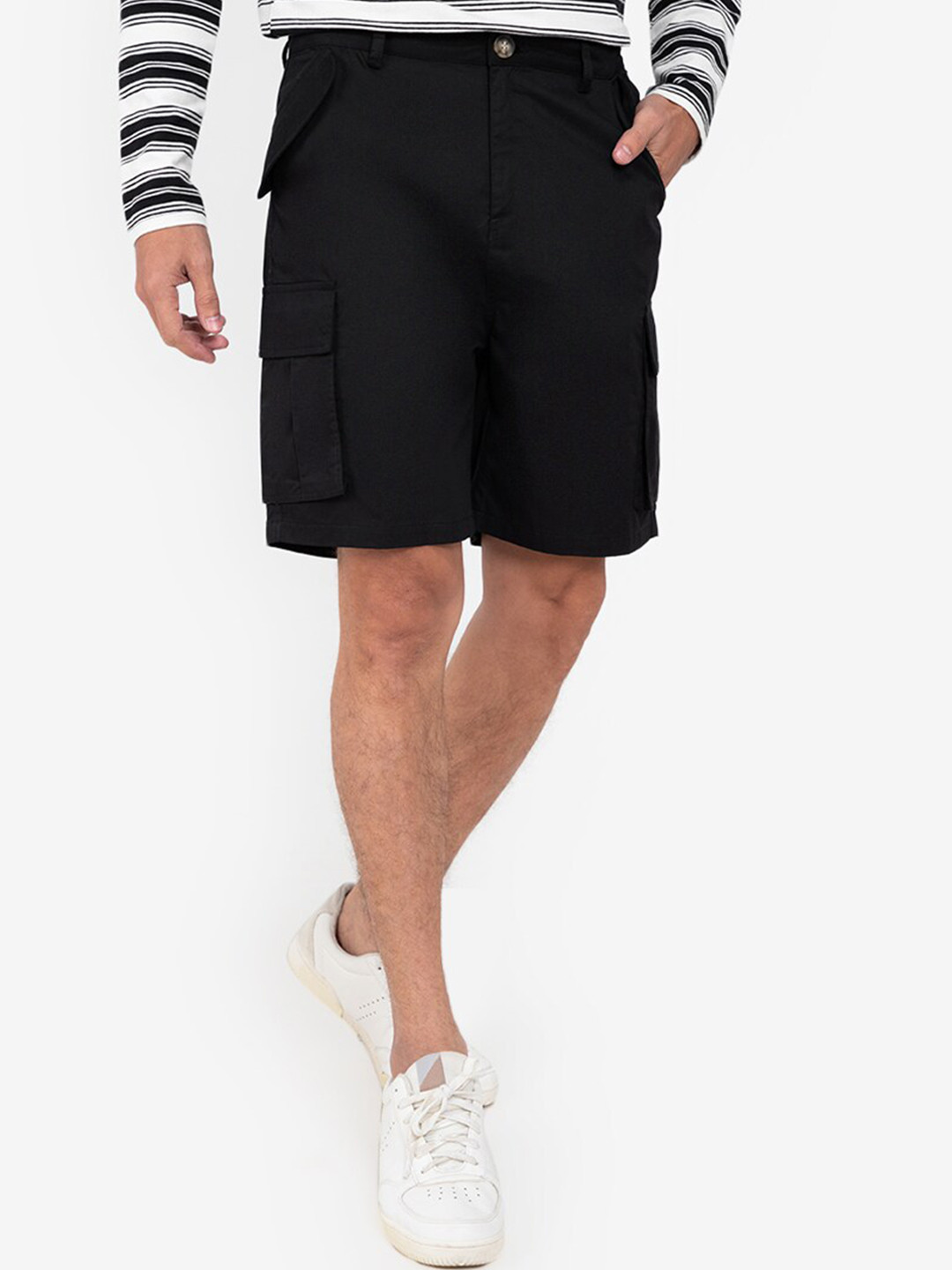 

ZALORA BASICS Men Black Cargo Flap Pocket Shorts