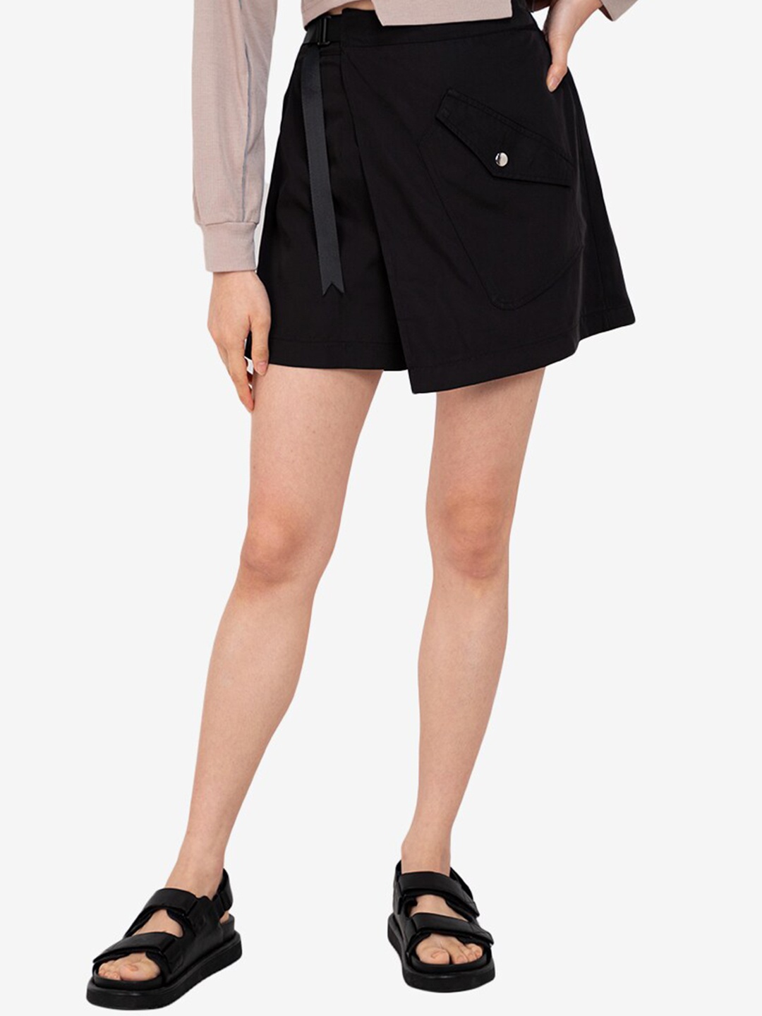 

ZALORA BASICS Women Black Solid Buckle Skorts