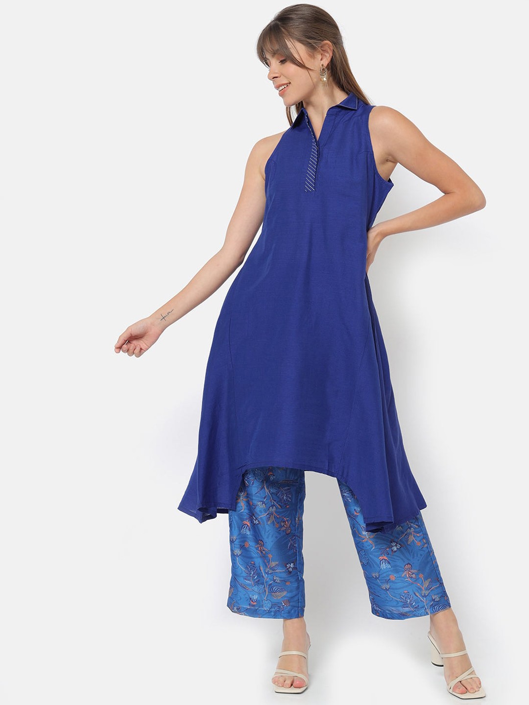 

Saaki Women Blue Thread Work Kurta