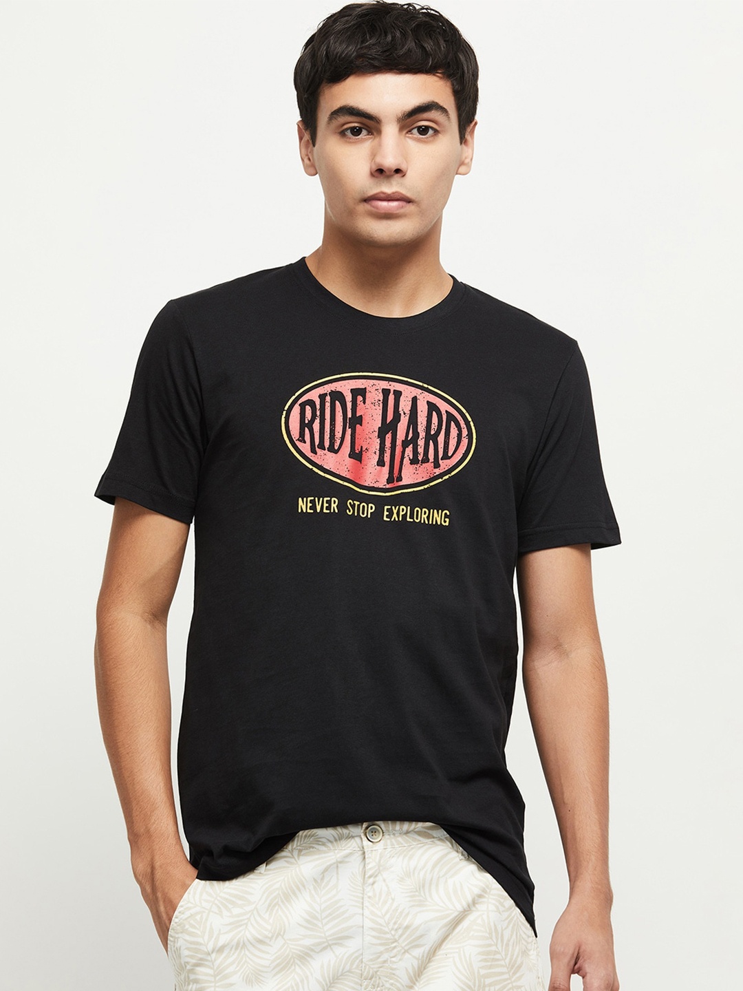 

max Men Black Printed Applique T-shirt