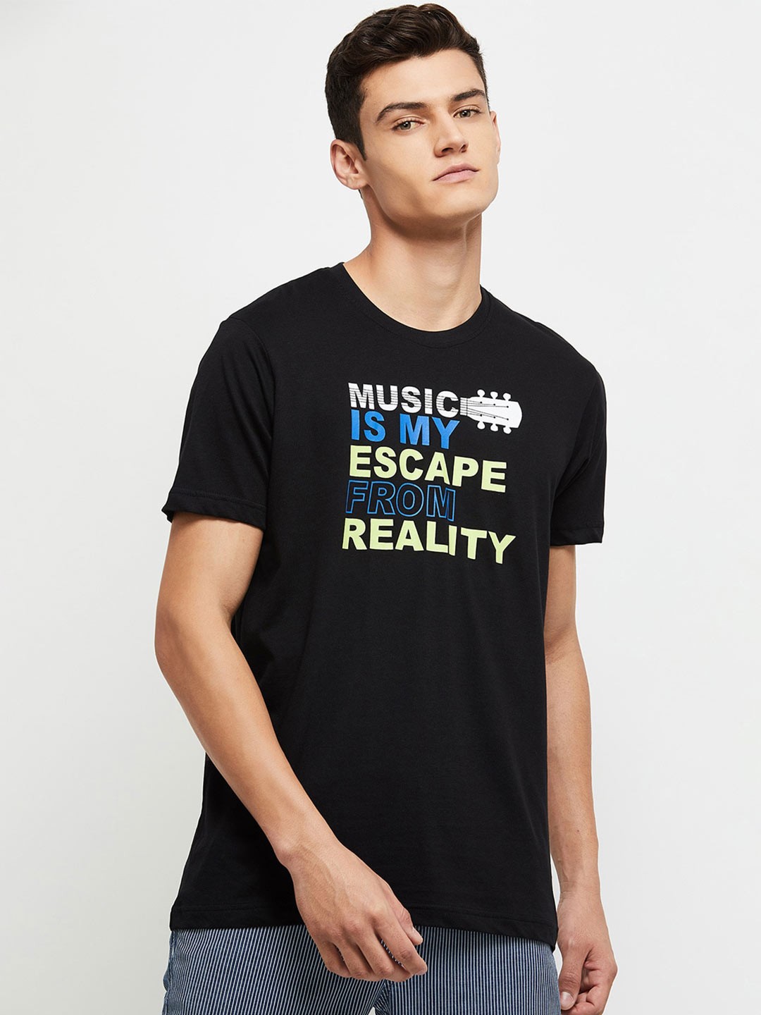 

max Men Black Typography Printed Applique T-shirt