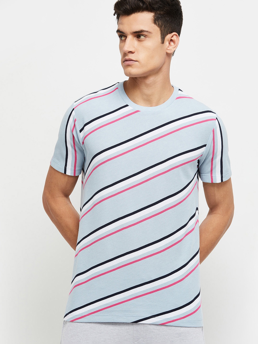 

max Men Blue Striped T-shirt