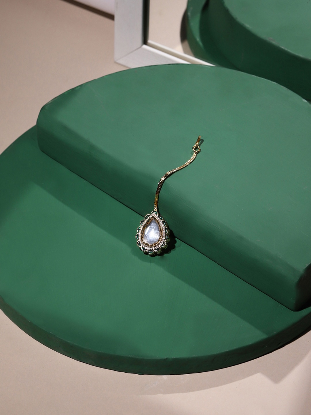 

RITU SINGH Gold-Plated White & Green Kundan-Studded Maang Tikka